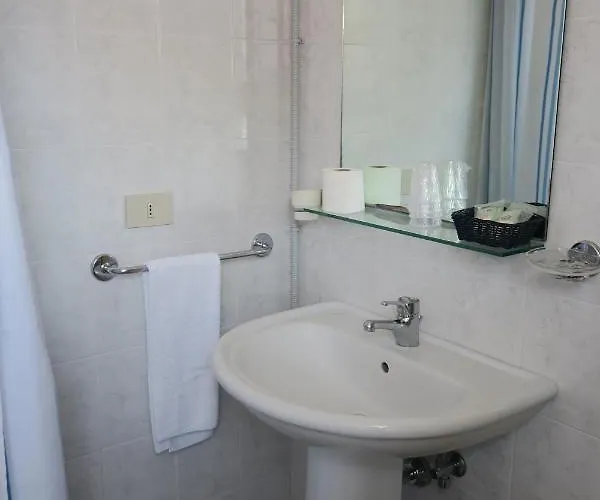 Laura Hotel *